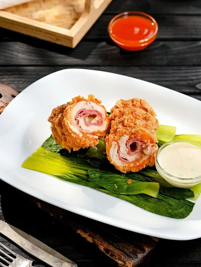 Resep Chicken Cordon Bleu: Gulungan Dada Ayam Crispy dengan Isian Meleleh