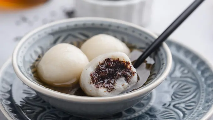 Resep Tang Yuan dengan Isian Pasta Wijen Hitam